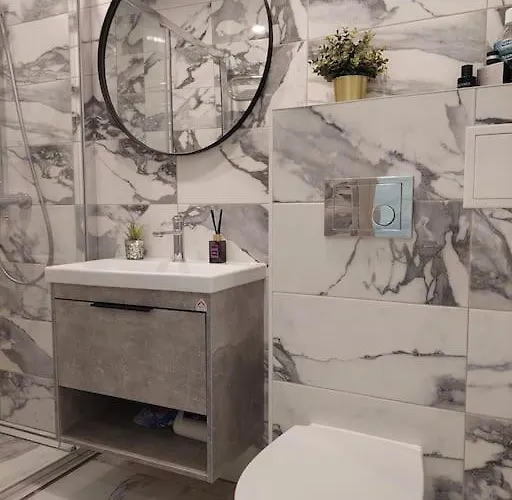 Central W/free Parking & Netflix Apartment