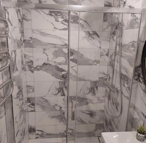 Central W/free Parking & Netflix